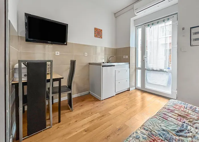 Lumineux Avec Clim Et Tv Ideal Pour Couples アパート
