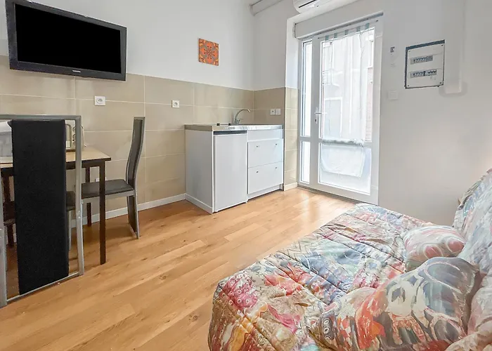 Lumineux Avec Clim Et Tv Ideal Pour Couples アパート